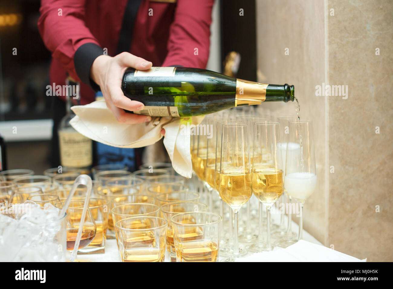 Barista versando champagne in vetro, close-up Foto Stock