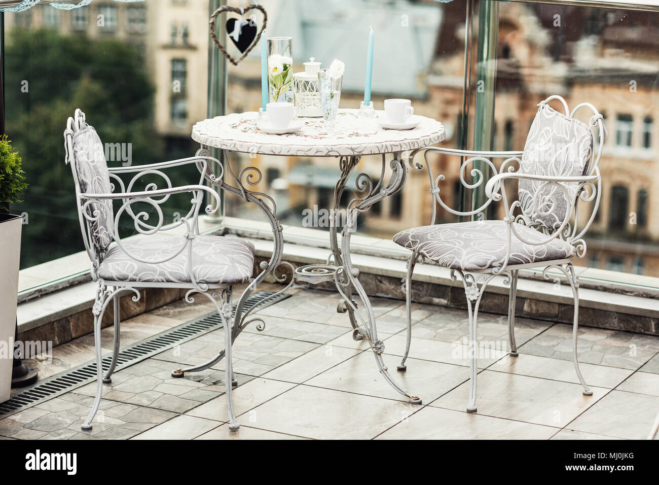 Decorate tabella servito per due sulla terrazza Foto Stock