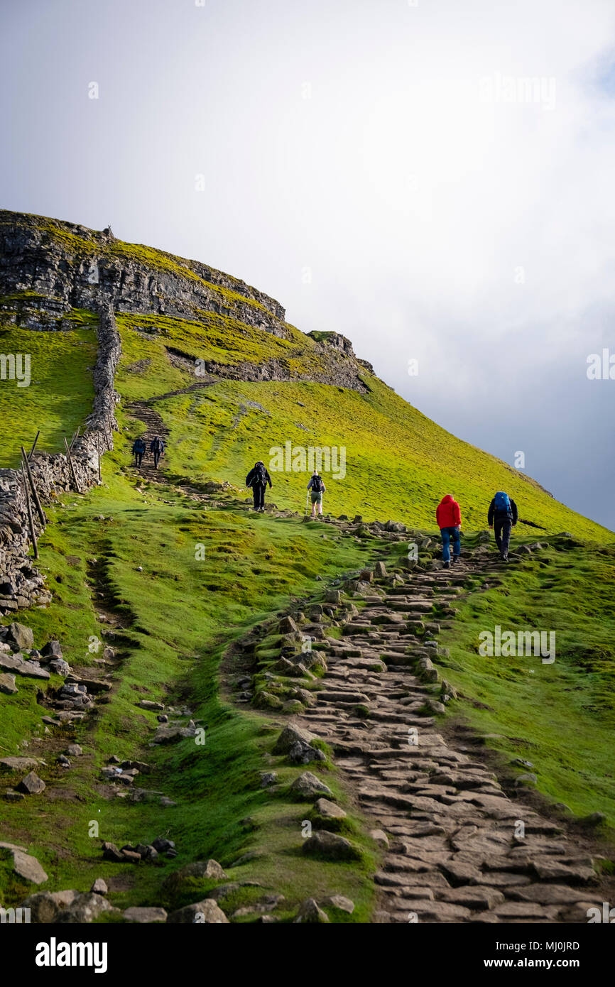 Walkers sul Pen Y Gand Hill parte del Yorkshire Tre Cime , North Yorkshire, Inghilterra Foto Stock