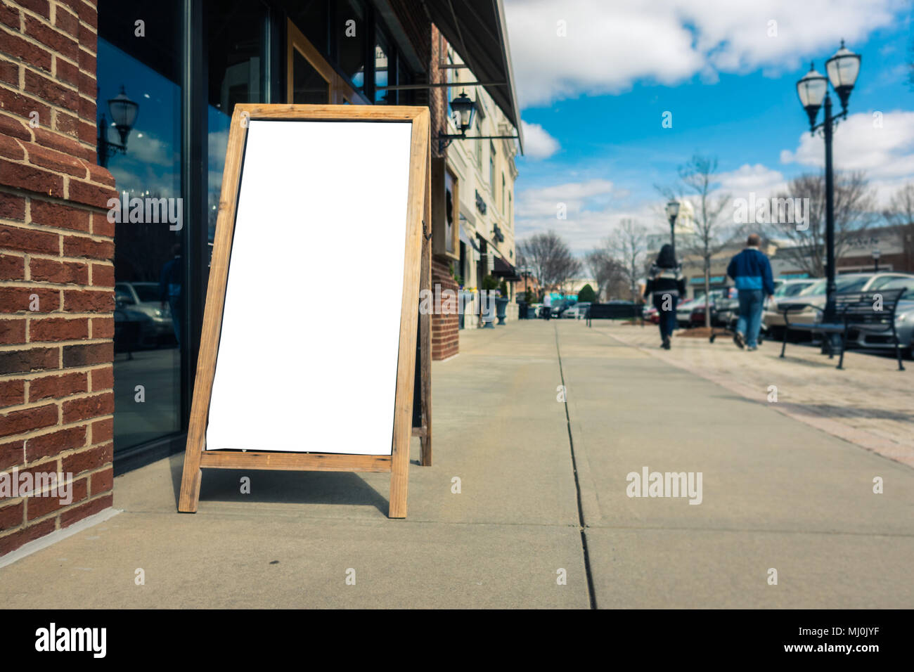 Tabellone rettangolare bianco Mockup città annuncio davanti un negozio Foto Stock