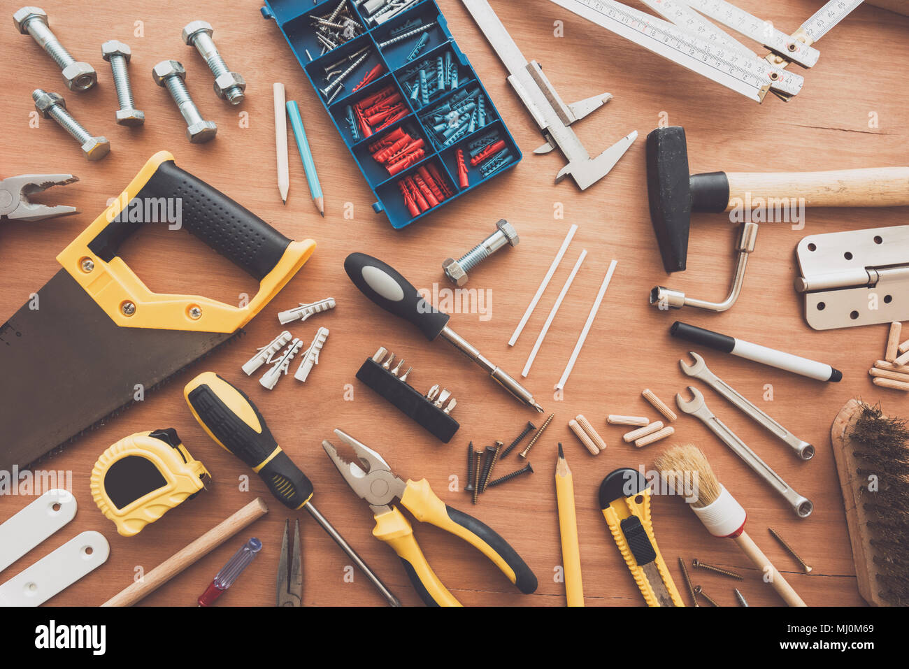 Lavori di manutenzione e di riparazione DIY strumenti di progetto workshop sulla scrivania, vista dall'alto Foto Stock