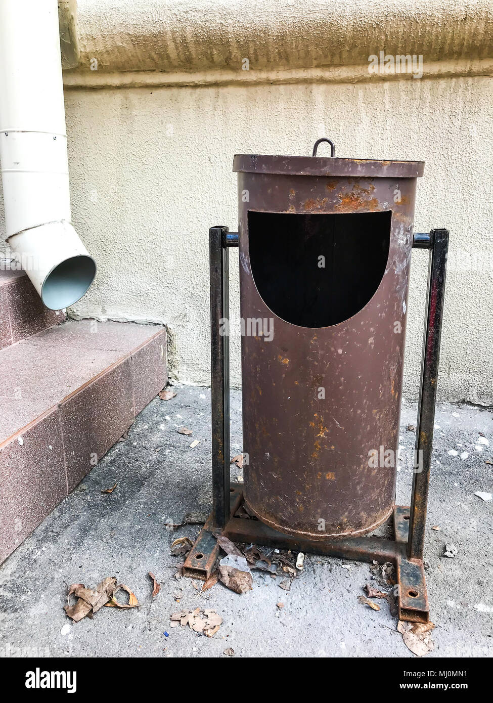 Vecchio metallo vintage contenitore di rifiuti in strada. Foto Studio Foto Stock