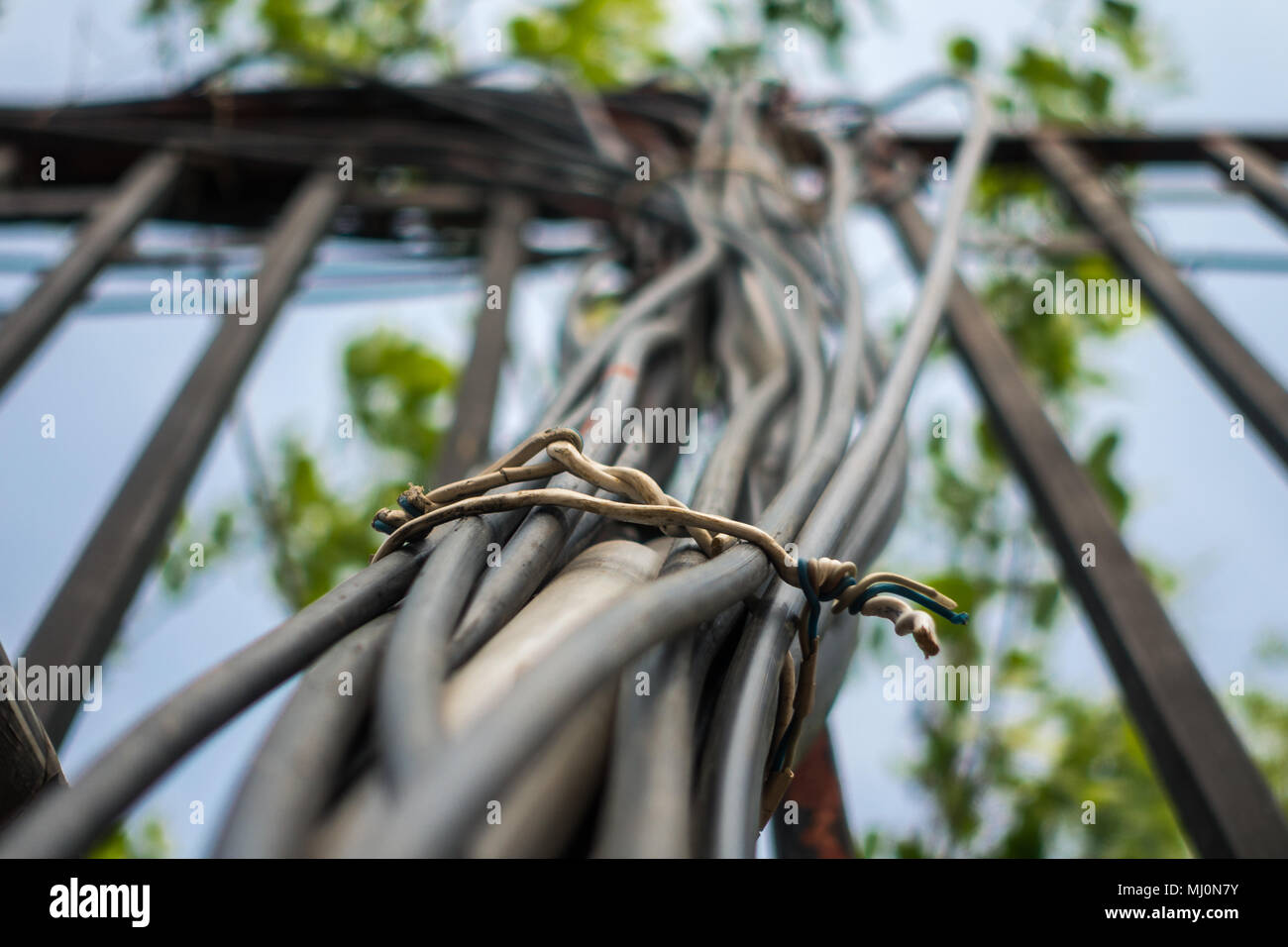 Tangled fili elettrici sulla strada di città a Xi'an, Cina Foto Stock