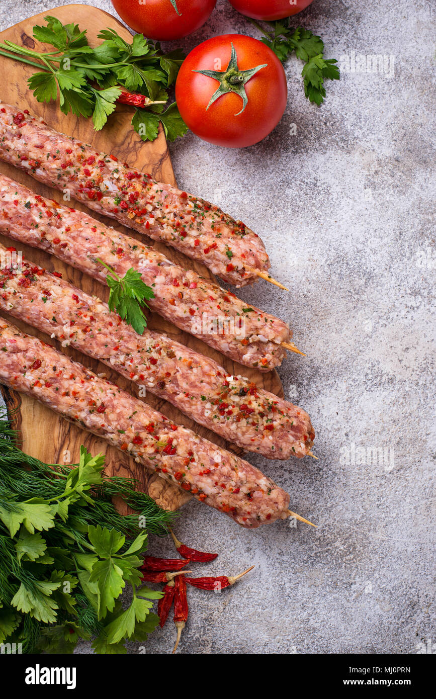 Carni macinate spiedini di kebab di lula su sfondo chiaro Foto Stock