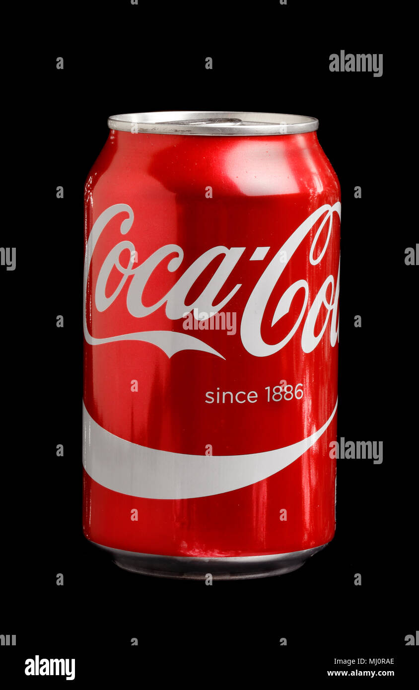 Stoccolma, Svezia - 25 Novembre 2015: uno rosso sigillato per bibite 33 cl del marchio Coca-Cola prodotte per il mercato svedese isolato su nero Foto Stock