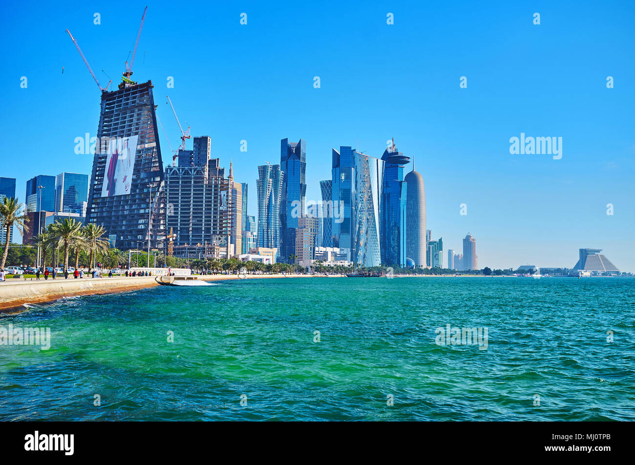 Le increspature su luminose acque del Golfo Persico e i moderni grattacieli del quartiere degli affari e su sfondo, West Bay, a Doha, in Qatar. Foto Stock