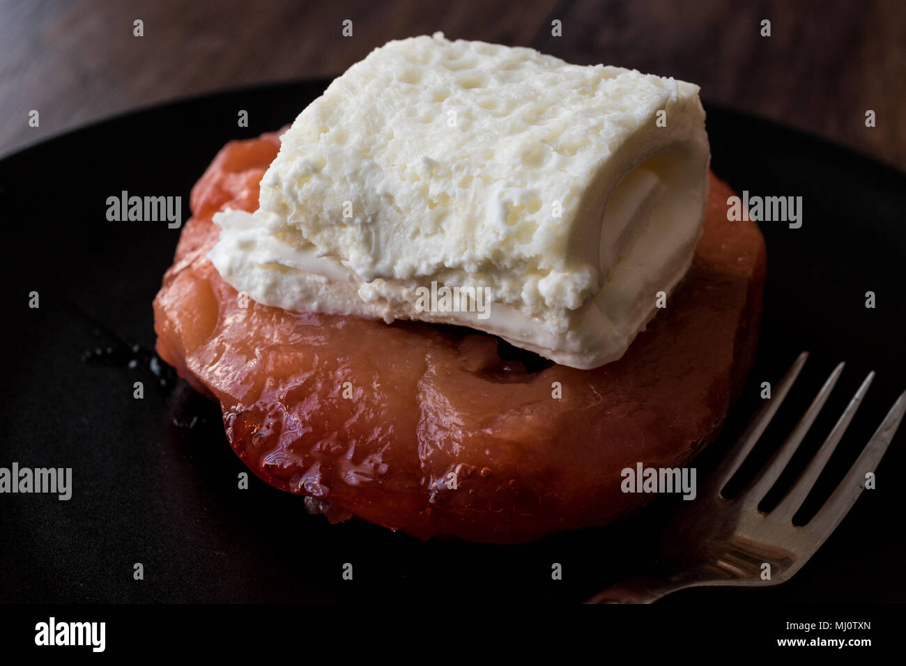 Avya tatlisi è un dessert dalla cucina turca che è fatta con le mele cotogne Foto Stock