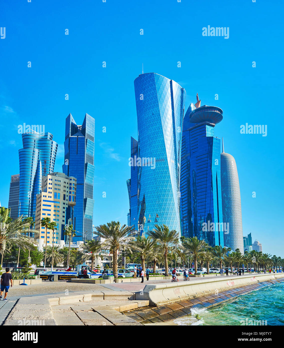 DOHA, Qatar - 13 febbraio 2018: Al verde lungomare Corniche con Urban Jungle di Al Dafna district su sfondo, il 13 febbraio a Doha. Foto Stock
