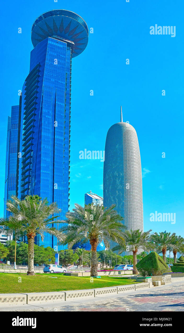 Il marciapiede verde in Al Corniche street e del torreggiante moderni grattacieli di vetro di West Bay quartiere sfondo, Doha, Qatar. Foto Stock
