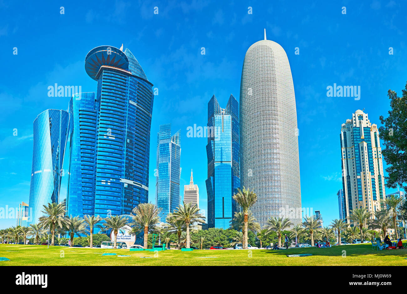 DOHA, Qatar - 13 febbraio 2018: La succosa prato su Al Corniche, è il luogo perfetto per il picnic in famiglia con una vista sul moderno business dis Foto Stock