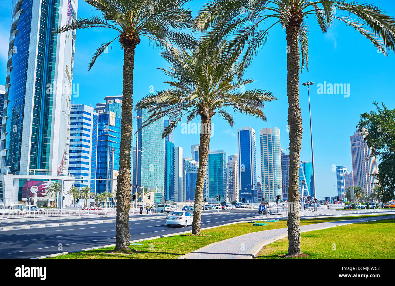 DOHA, Qatar - 13 febbraio 2018: a piedi in Sheraton park con una vista sulla Corniche street e quartieri moderni di Al Dafna business district, West Bay, su Foto Stock