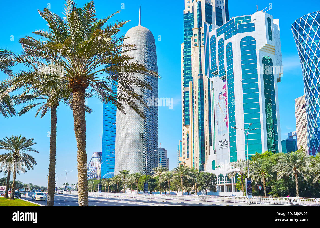 DOHA, Qatar - 13 febbraio 2018: Corniche street è il luogo ideale per passeggiare e godersi il futuristico grattacieli del nuovo quartiere degli affari di Al Dafn Foto Stock
