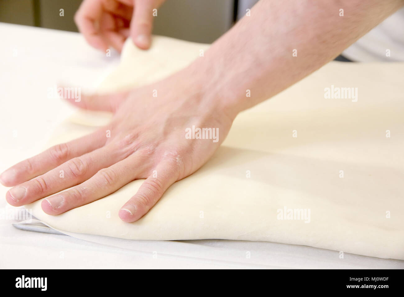 Produrre un impasto da mani maschio al forno Foto Stock