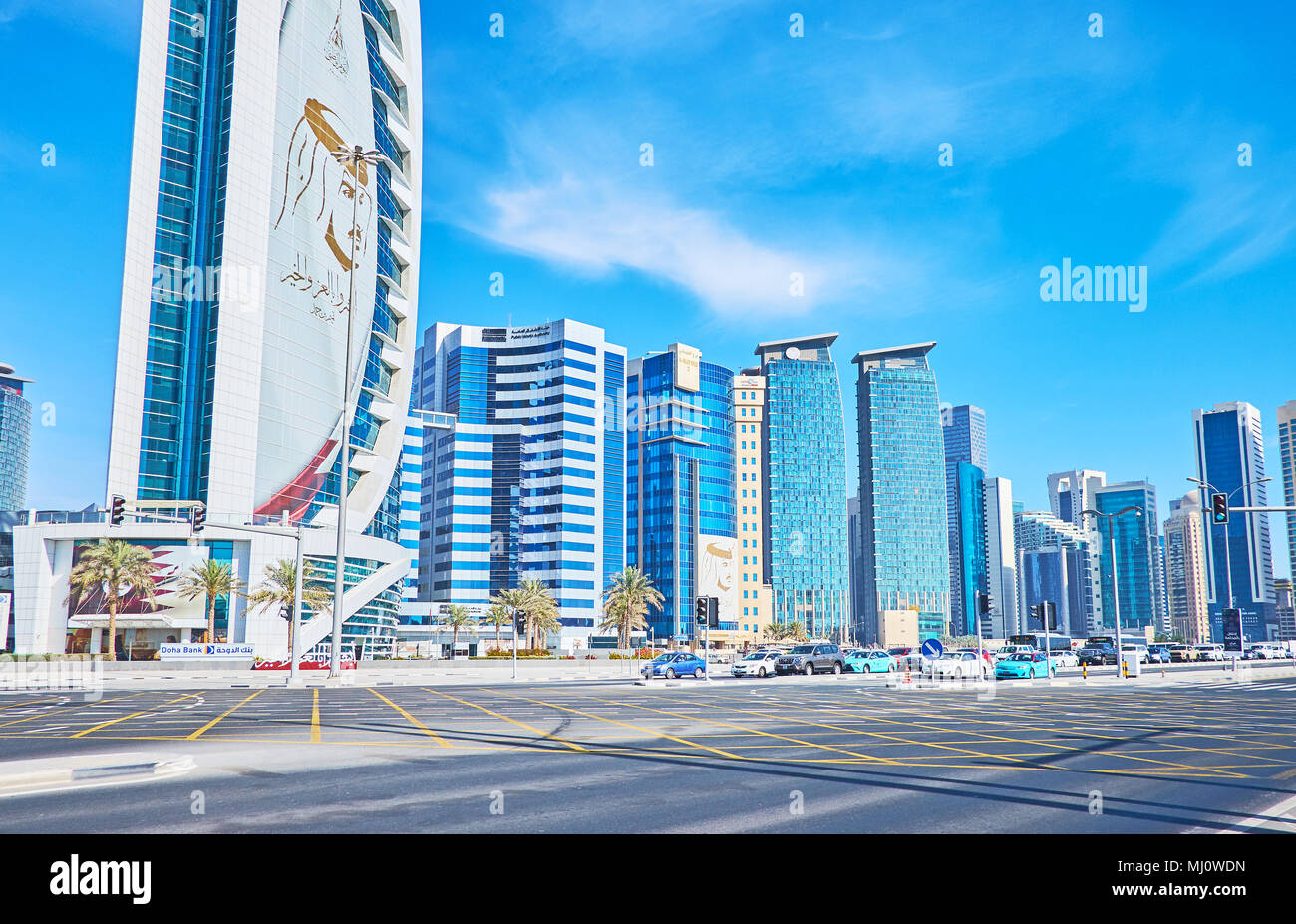 DOHA, Qatar - 13 febbraio 2018: la vista sui grattacieli di vetro di West Bay quartiere dallo Sheraton incrocio - le strade larghe di Corniche un Foto Stock