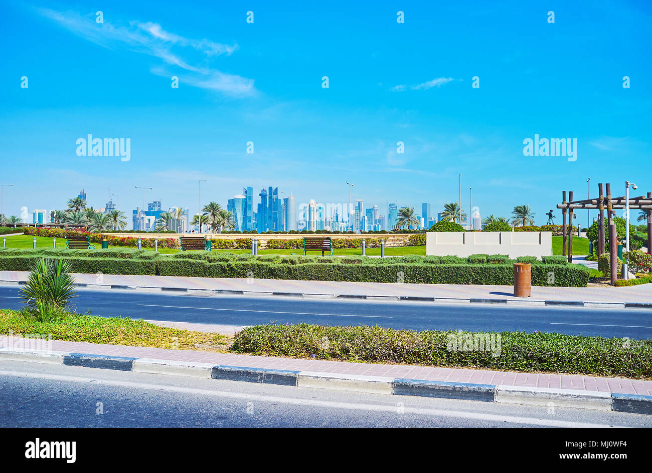 Il souq Waqif park nello stesso quartiere denominato e la fila di moderni grattacieli, visto sullo sfondo, Doha, Qatar. Foto Stock