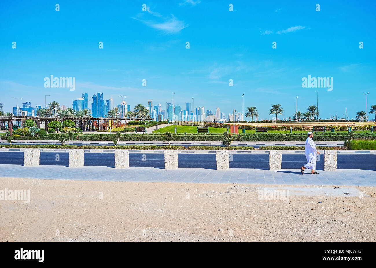 DOHA, Qatar - 13 febbraio 2018: bel verde Souq Waqif park è un luogo popolare tra la gente del posto e turisti, venuta qui per rilassarsi, godere l'ombra Foto Stock