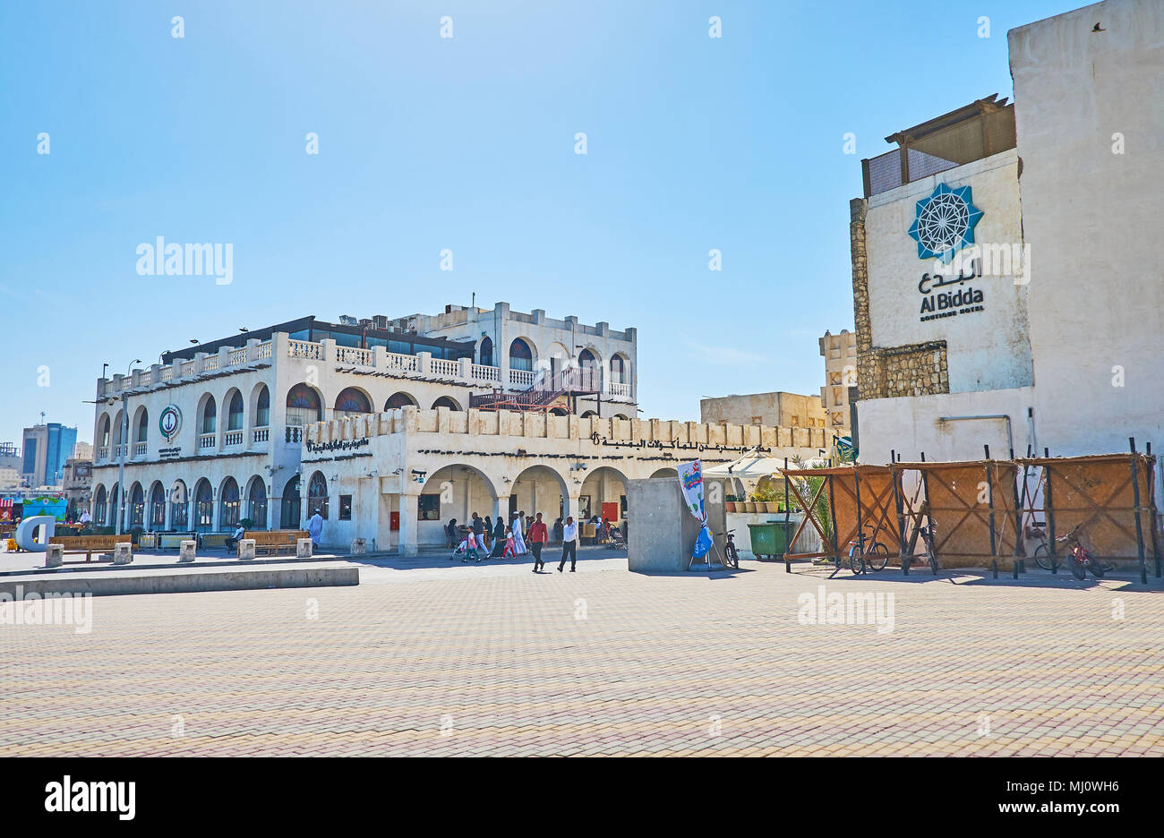 DOHA, Qatar - 13 febbraio 2018: gli edifici di vecchia alberghi e ristoranti di Souq Waqif da Abdullah bin Jassim street, il 13 febbraio a Doha. Foto Stock