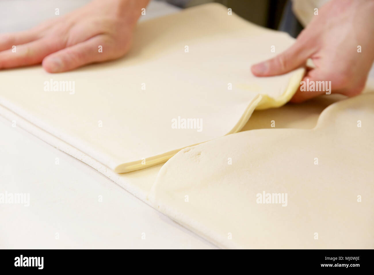 Produrre un impasto da mani maschio al forno Foto Stock