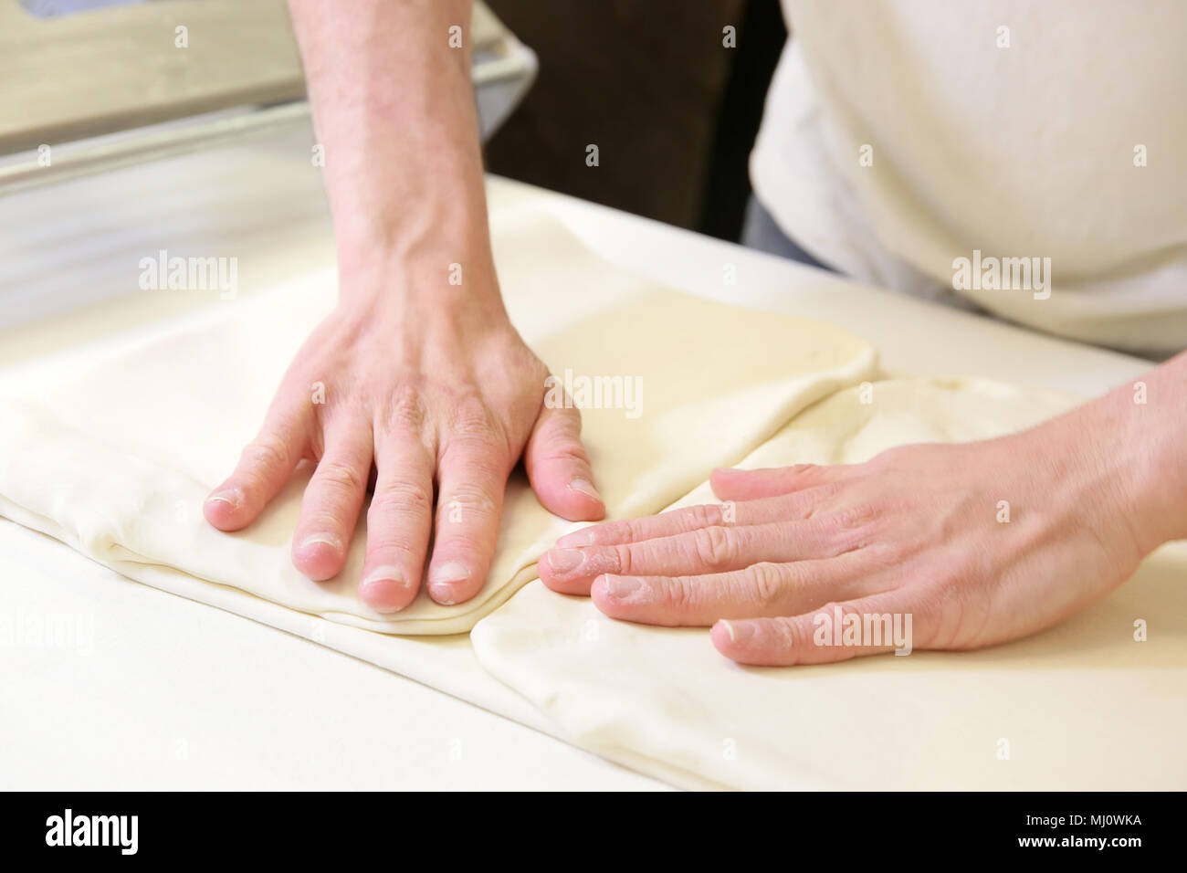 Produrre un impasto da mani maschio al forno Foto Stock