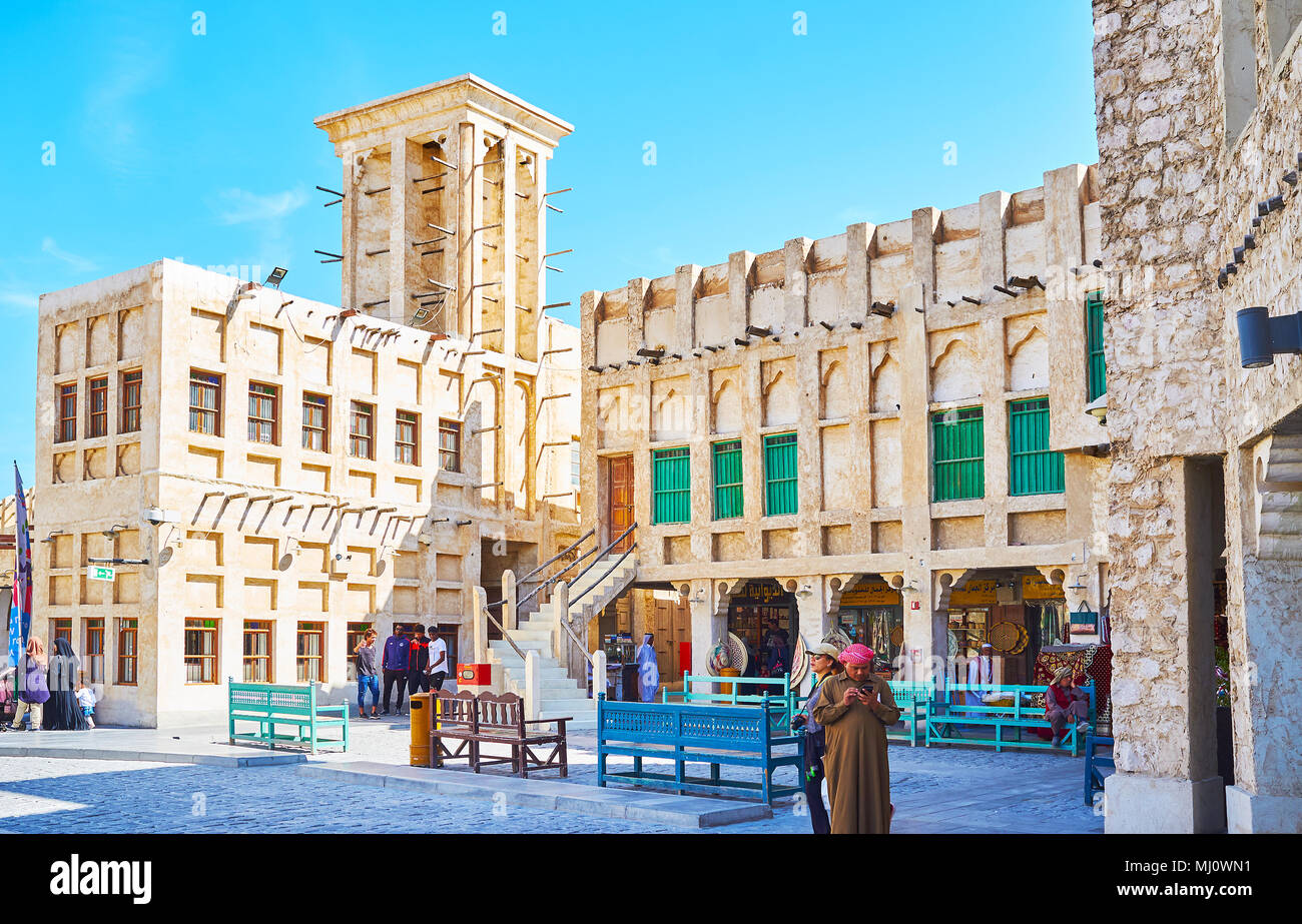 DOHA, Qatar - 13 febbraio 2018: Il vecchio Souq Waqif è il luogo migliore per godere di autentica architettura - palazzi con le tradizionali travi in legno (shanda Foto Stock
