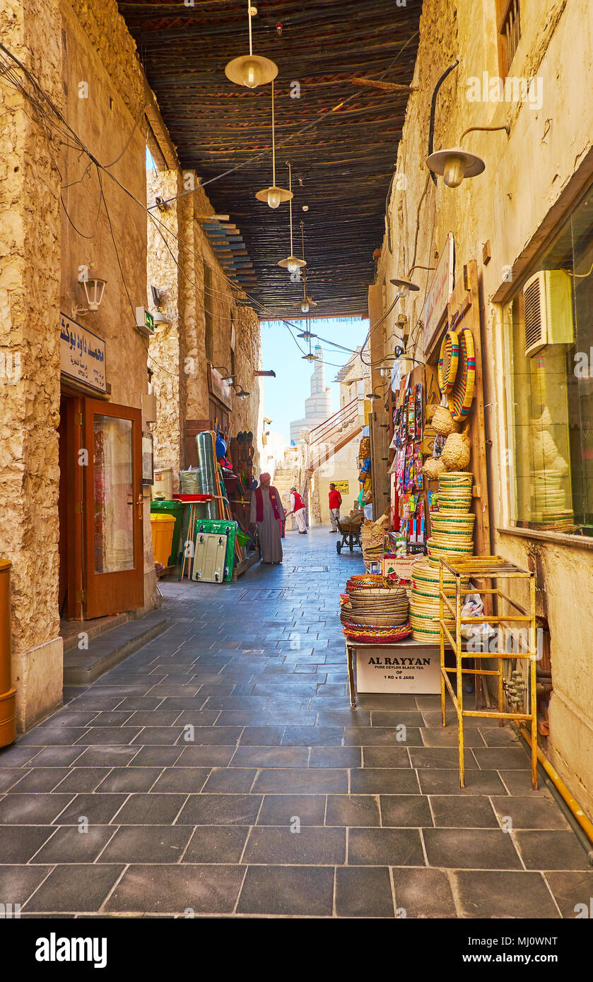 DOHA, Qatar - 13 febbraio 2018: la stretta viuzza coperta del vecchio Souq Waqif (mercato) - la famosa destinazione turistica di Al Souq district, a febbraio Foto Stock