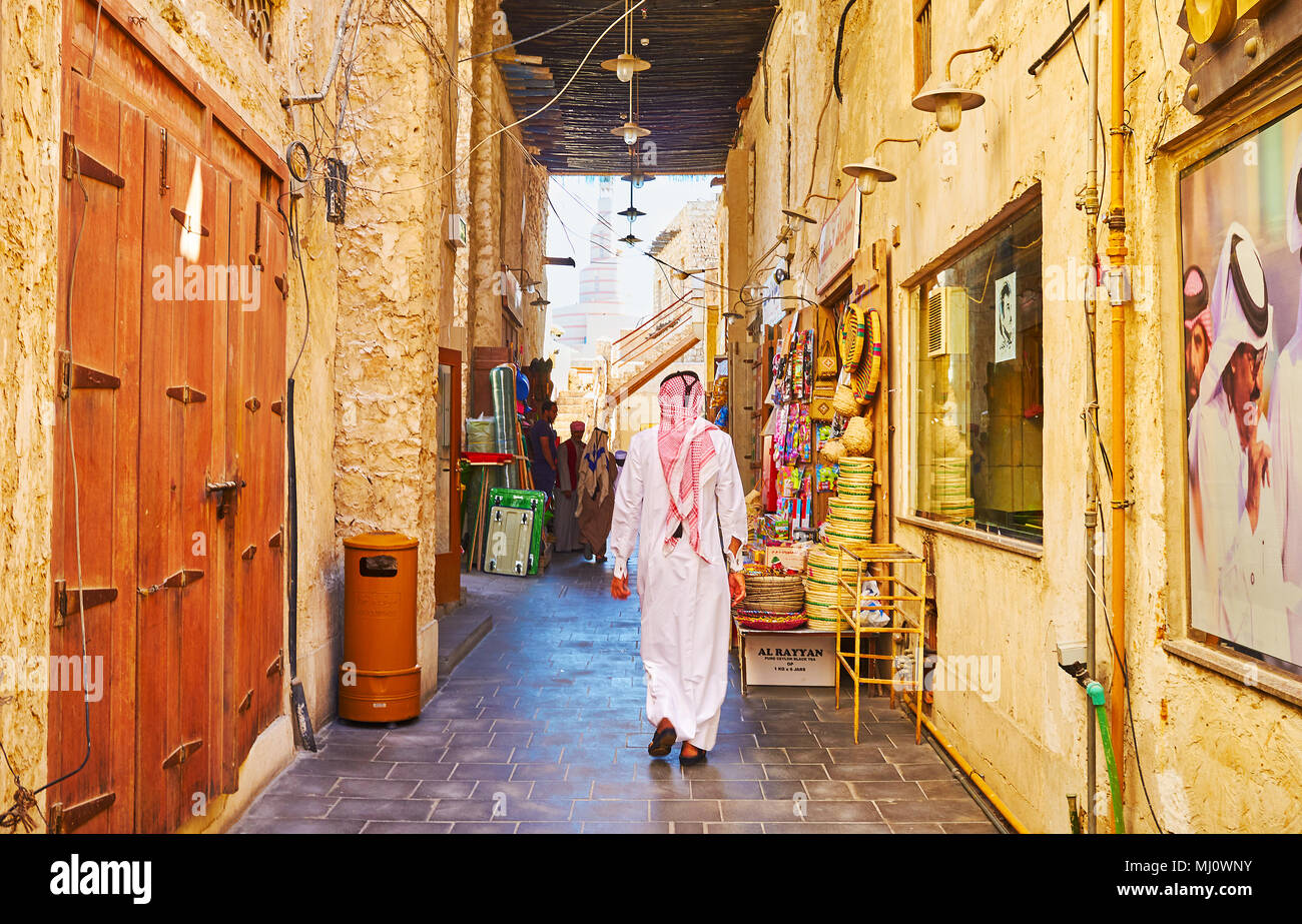 DOHA, Qatar - 13 febbraio 2018: i vicoli coperti di Souq Waqif contengono molte interessanti merci - cesti lavorati a mano, tappeti, spezie, erbe aromatiche, Orientale Foto Stock