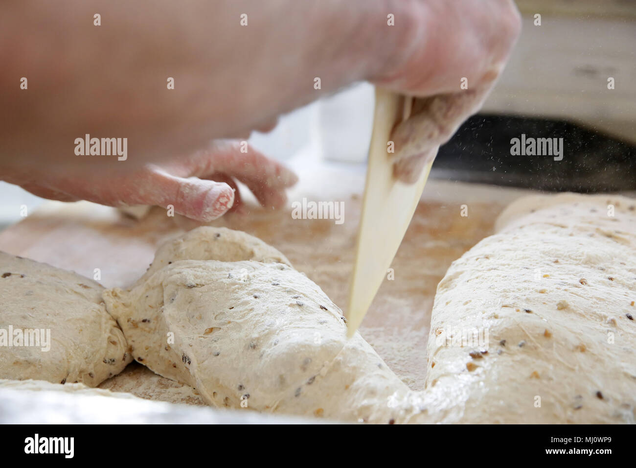 Produrre un impasto da mani maschio al forno Foto Stock