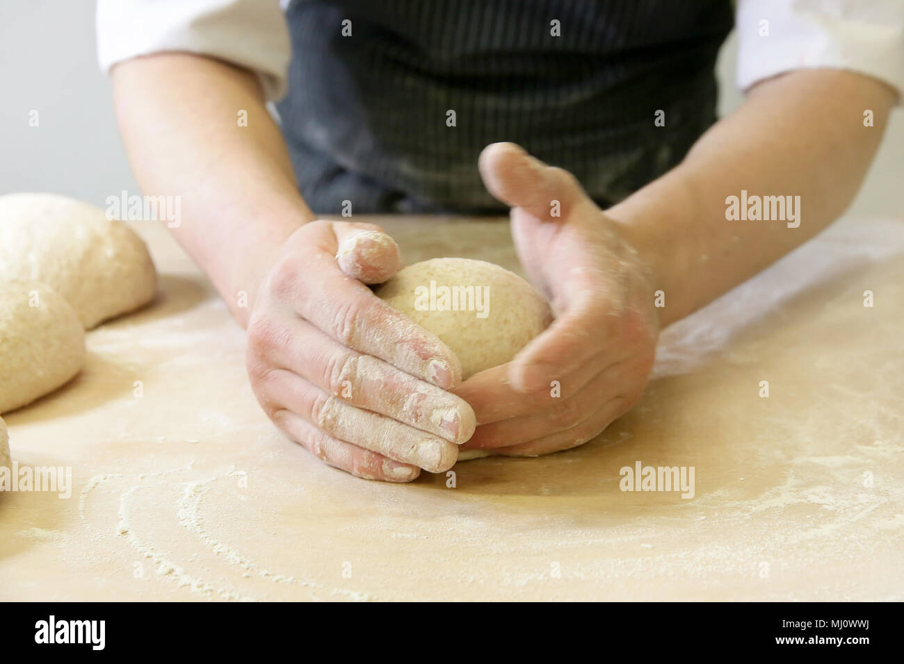 Produrre un impasto da mani maschio al forno Foto Stock
