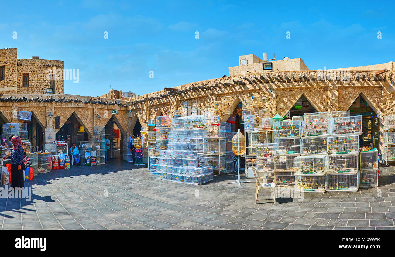 DOHA, Qatar - 13 febbraio 2018: vista panoramica della piazza del mercato di uccelli di Souq Waqif, circondata da portici di storici edifici di pietra, SU F Foto Stock