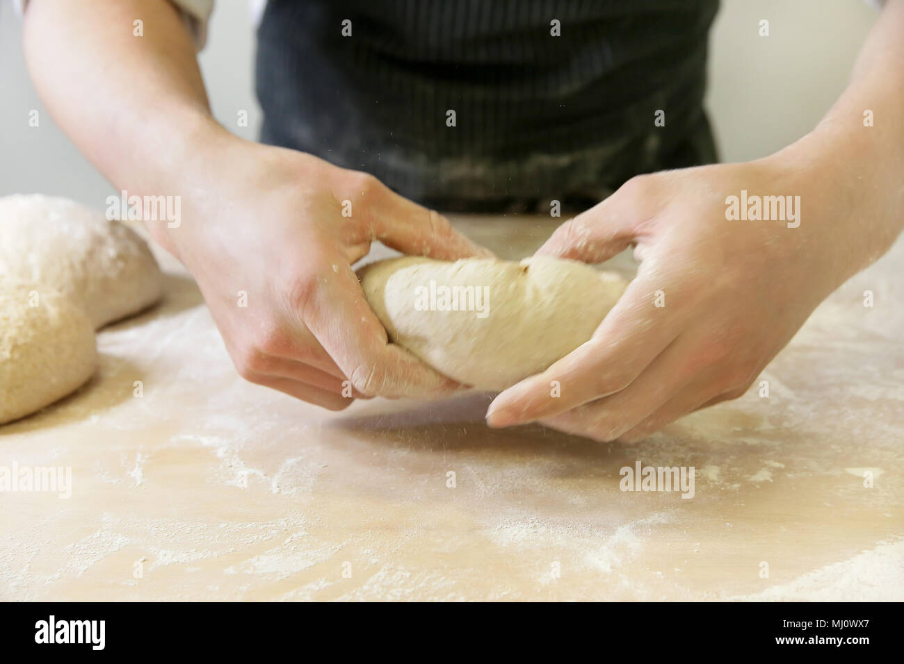 Produrre un impasto da mani maschio al forno Foto Stock