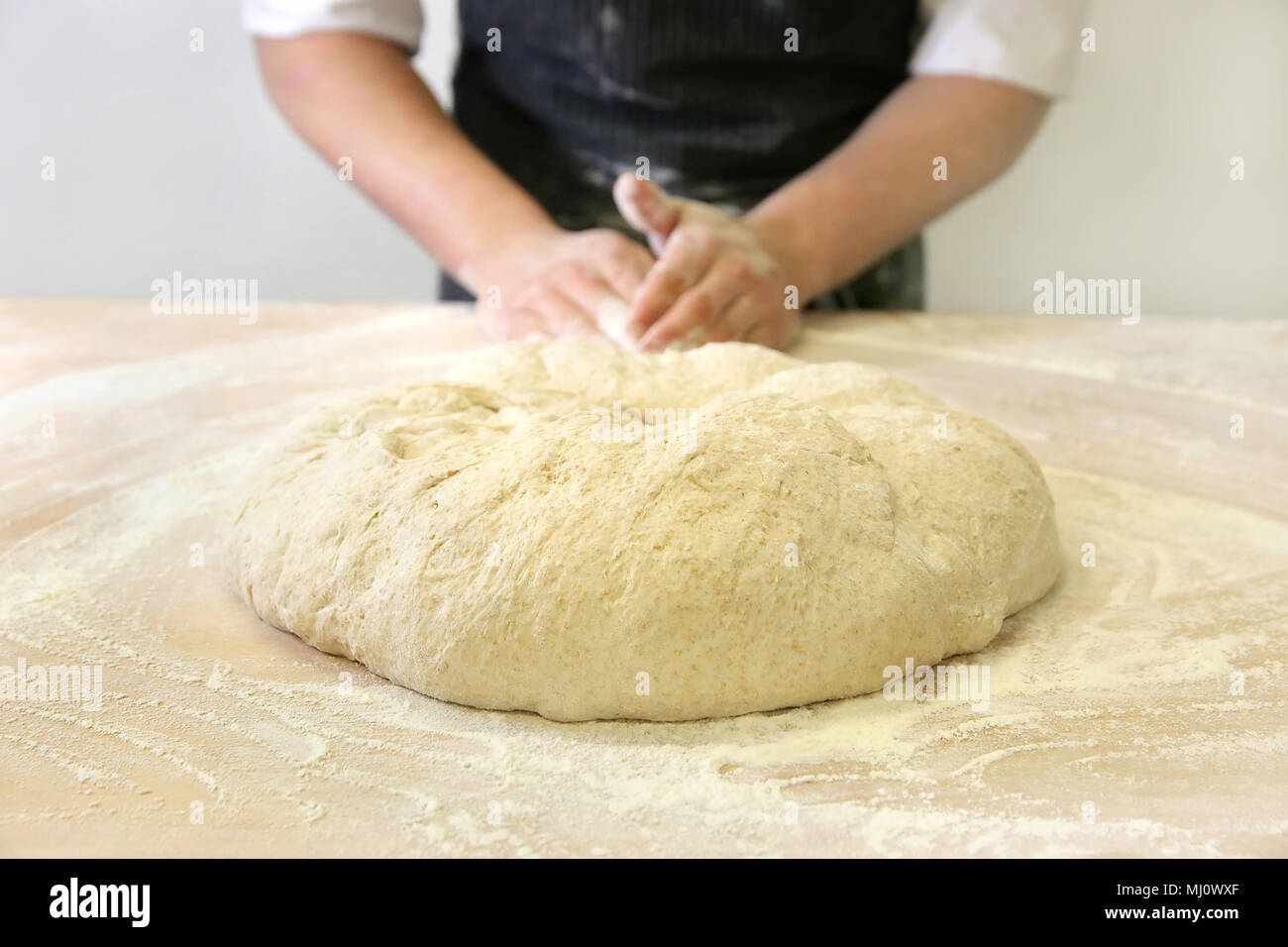 Produrre un impasto da mani maschio al forno Foto Stock