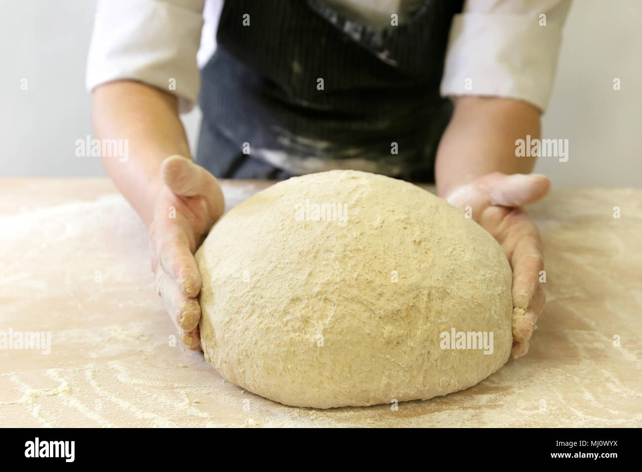 Produrre un impasto da mani maschio al forno Foto Stock