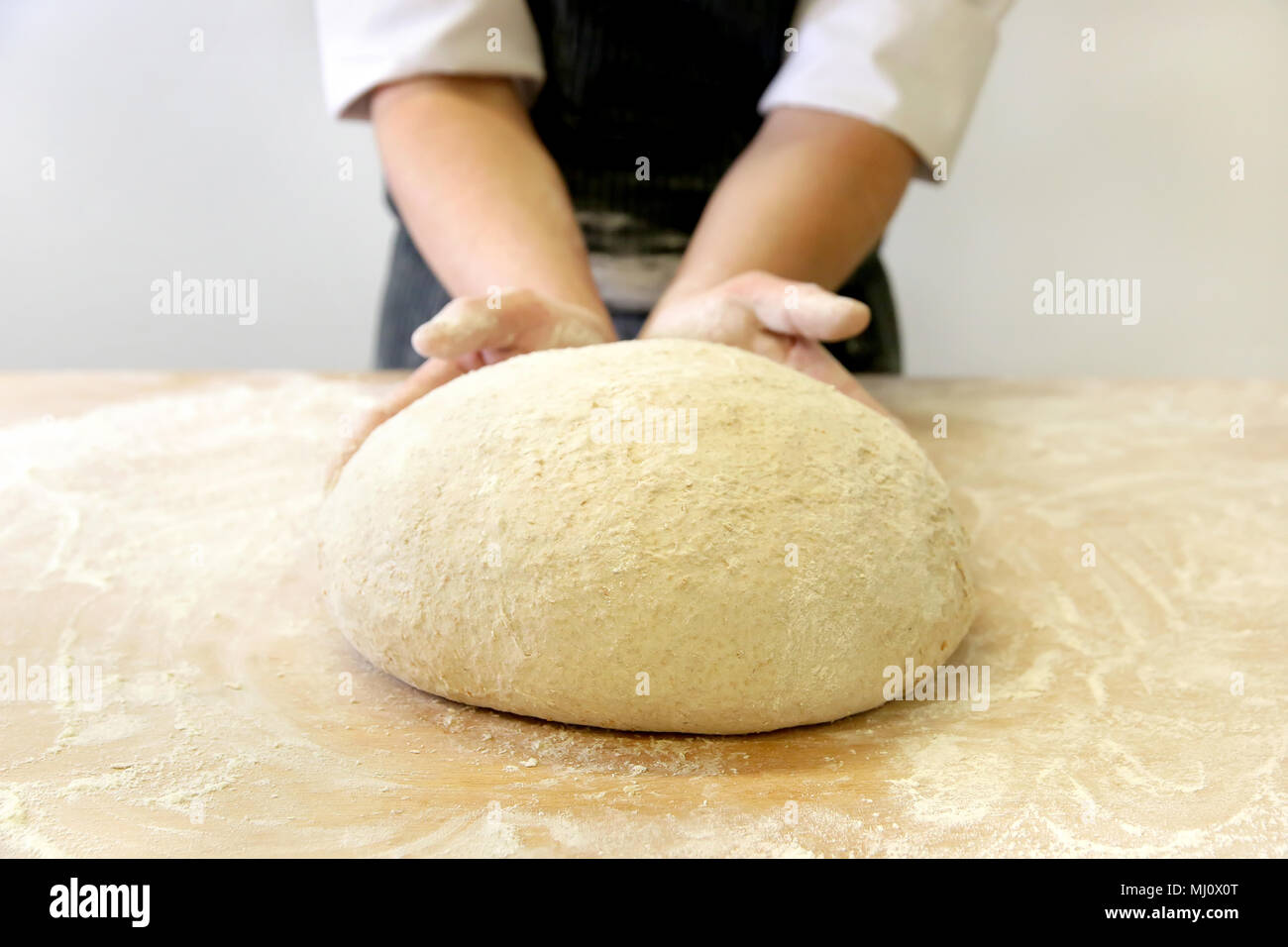 Produrre un impasto da mani maschio al forno Foto Stock