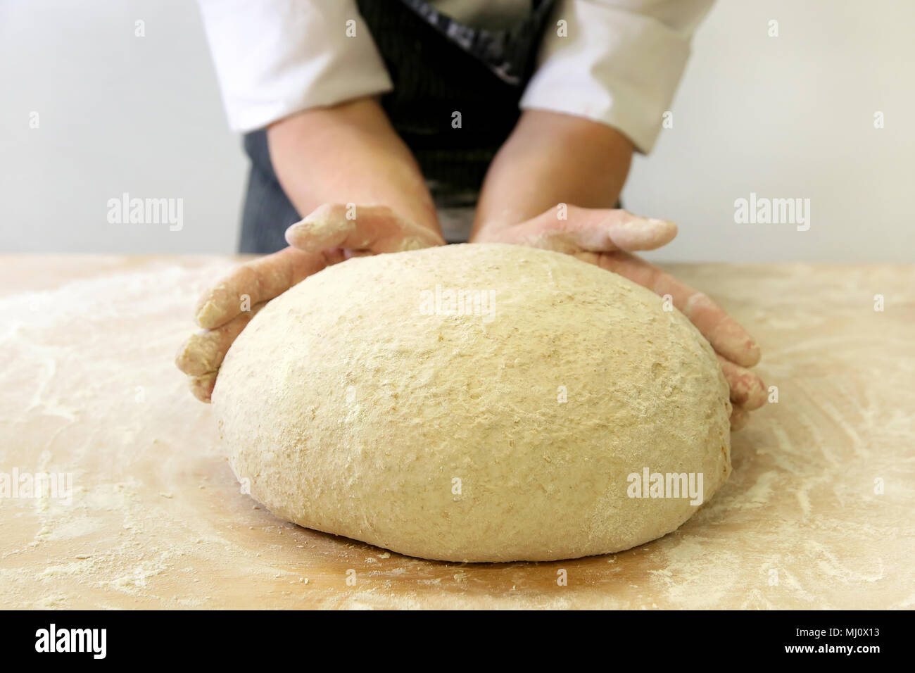 Produrre un impasto da mani maschio al forno Foto Stock