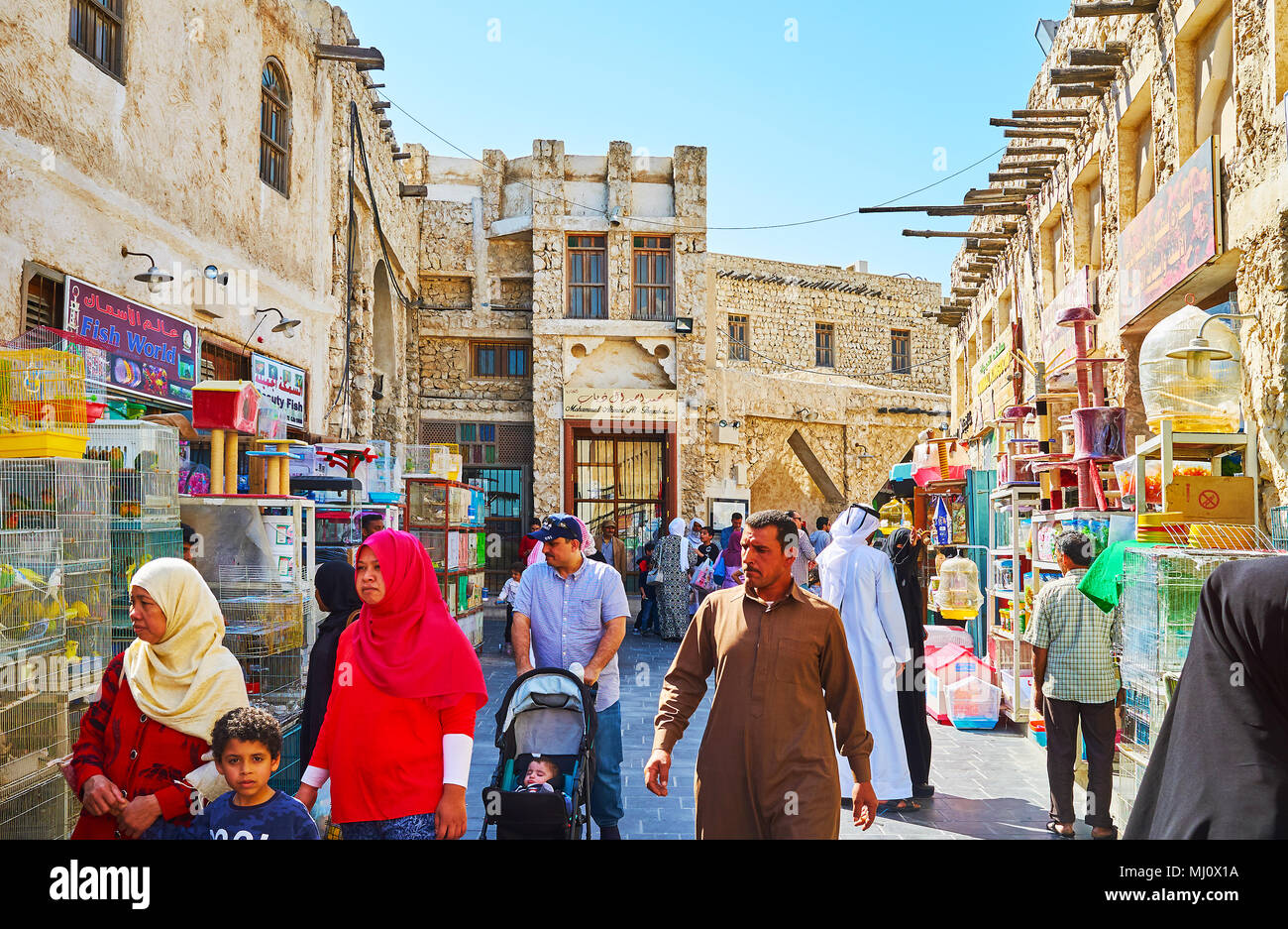 DOHA, Qatar - 13 febbraio 2018: Il mercato degli uccelli di Souq Waqif è rumorosa e affollata posto, locali per scegliere i animali domestici e i turisti vengono a di Foto Stock