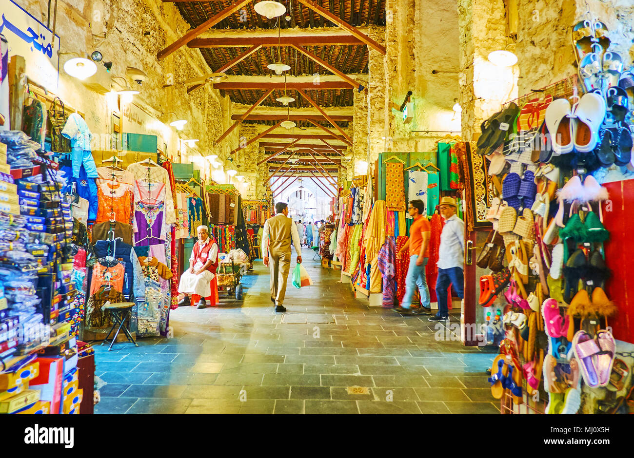 DOHA, Qatar - 13 febbraio 2018: Visita tradizionale orientale Souq Waqif con stretti vicoli, pieno di diversi prodotti e fornitori di rumorosi, il 13 febbraio Foto Stock