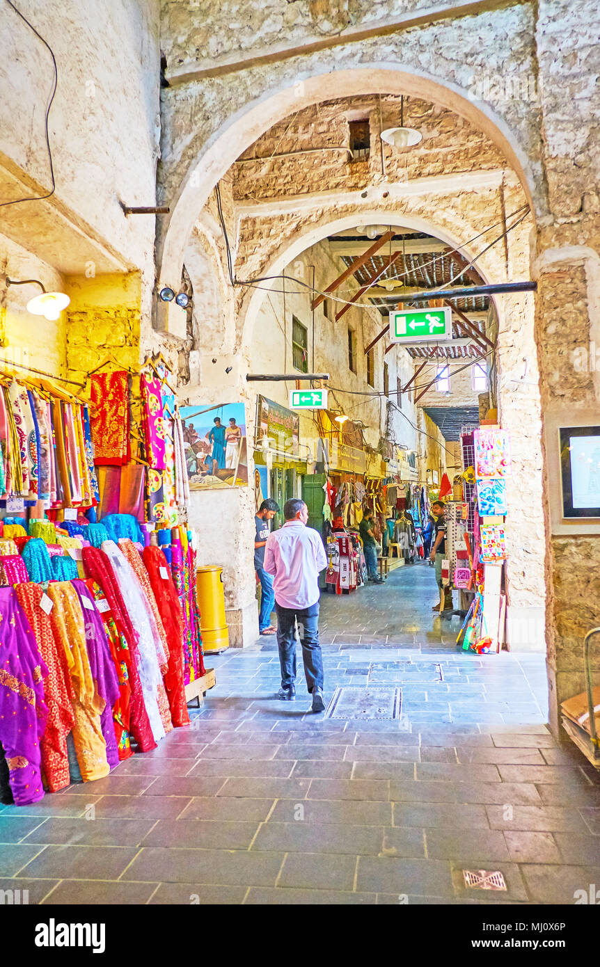 DOHA, Qatar - 13 febbraio 2018: Stretta ad arco in pietra nel corridoio Souq Waqif, famoso mercato tradizionale con i fornitori di rumorosi, grande varietà di merci e Foto Stock