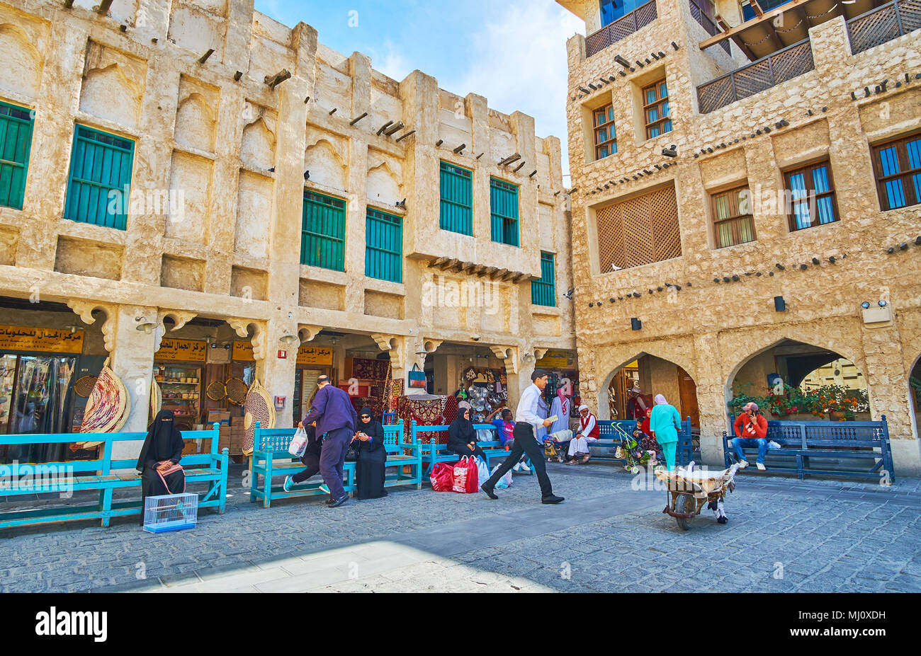 DOHA, Qatar - 13 febbraio 2018: la spiaggia ombreggiata in Souq Waqif con panchine per riposarsi durante lo shopping, il 13 febbraio a Doha Foto Stock
