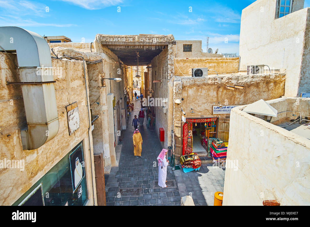 DOHA, Qatar - 13 febbraio 2018: Il vecchio complesso architettonico di Souq Waqif con stretti vicoli coperti, strade caotiche e interessanti negozi di loc Foto Stock