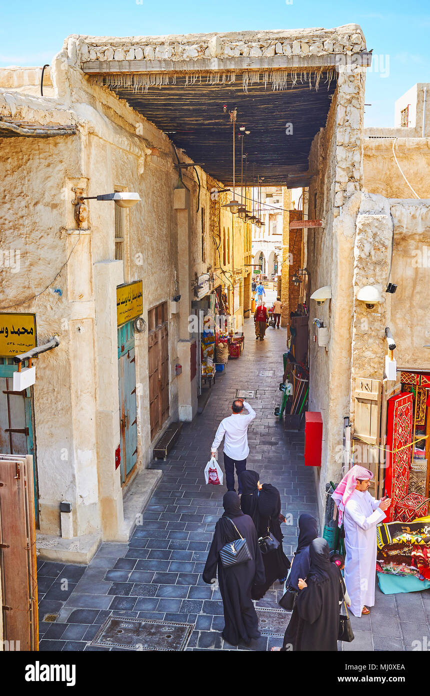 DOHA, Qatar - 13 febbraio 2018: Il Souq Waqif consiste in molti quartieri, compresi i vicoli coperti e all'aperto di zone commerciali, negozi, caffetterie e alberghi Foto Stock