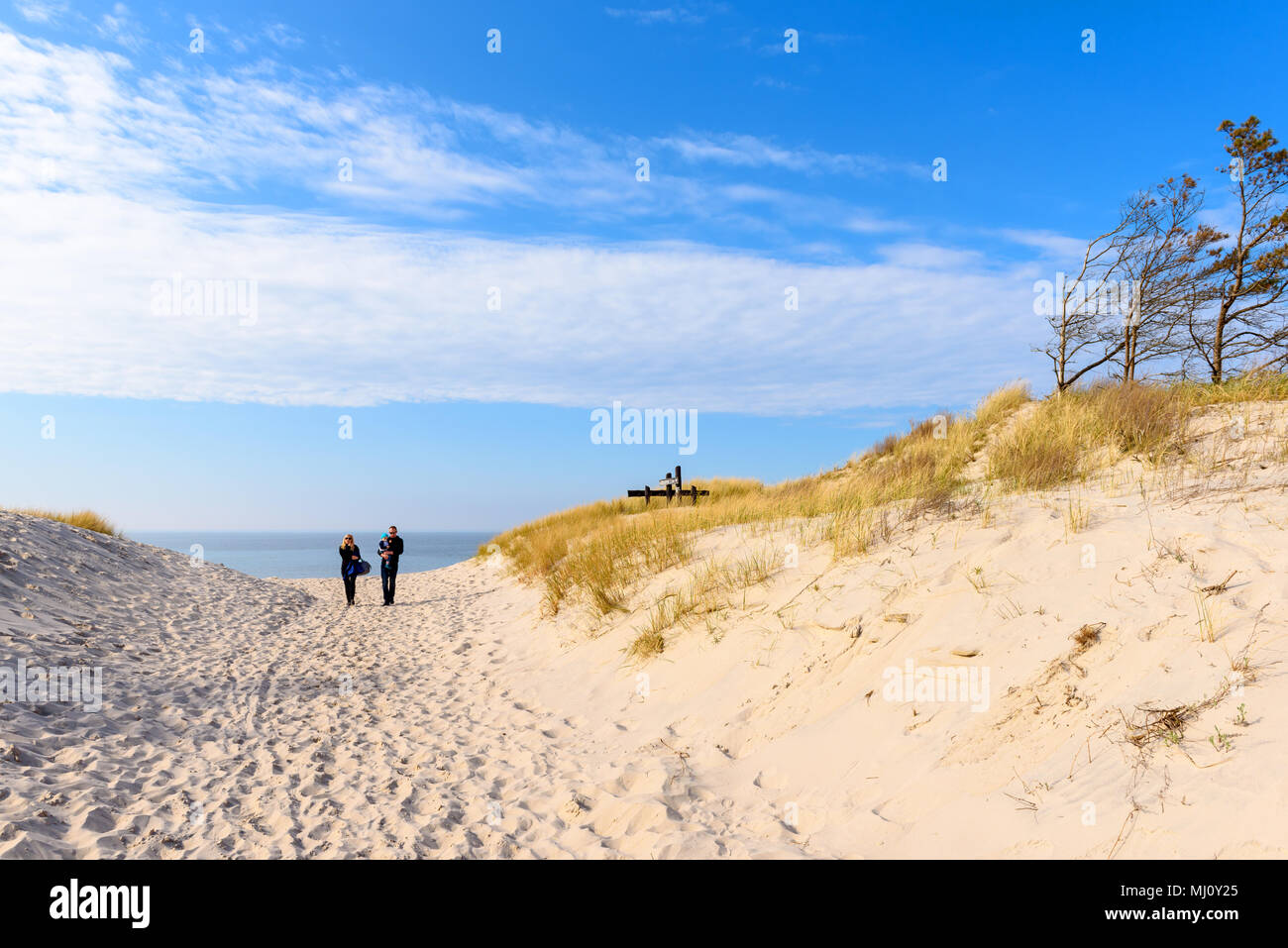 CZOLPINO, Polonia - 29 Aprile 2018: persone percorso a piedi alla bellissima spiaggia con sabbia bianca e mare blu. Mar baltico. Polonia Foto Stock