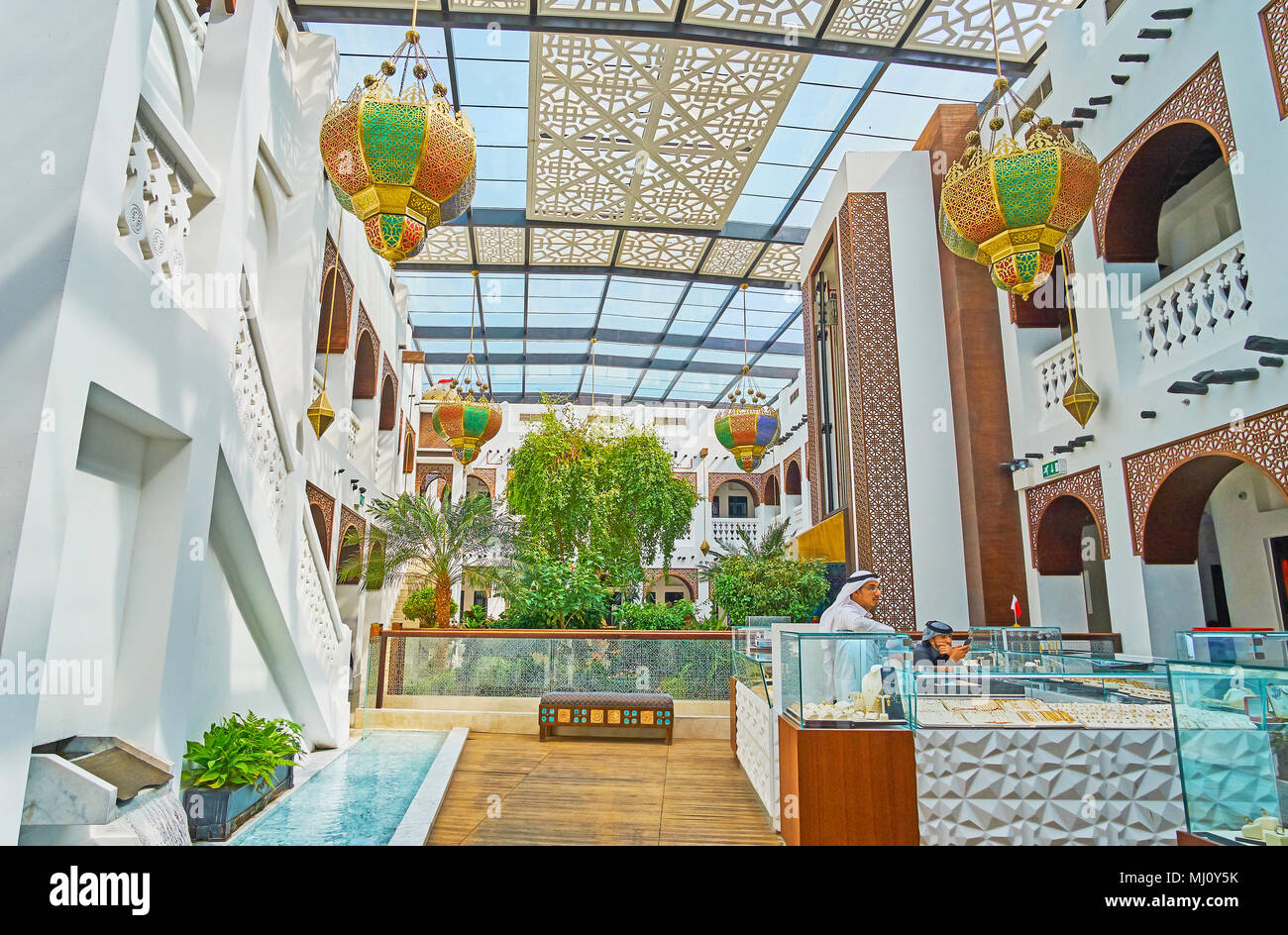 DOHA, Qatar - 13 febbraio 2018: il mercato dell'oro di Souq Waqif è decorata con una decorazione Arabian lanterne, schermi scolpito sul soffitto e piccole gard Foto Stock