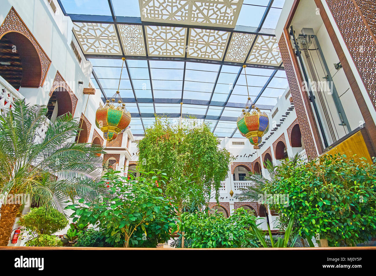 DOHA, Qatar - 13 febbraio 2018: il lusso moderno edificio del mercato dell'oro con soffitto in vetro e giardino panoramico in mezzo la sua sala, Souq Waqif, nel febbraio Foto Stock