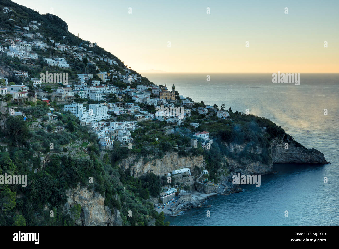 La mattina presto vista di Praiano lungo la costa di Amalfi, Campania, Italia Foto Stock