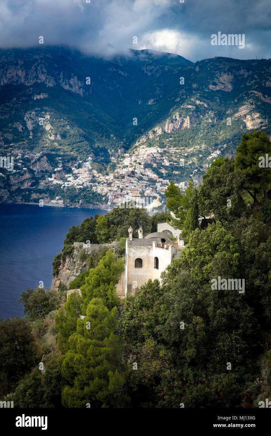 Le rovine di una rupe-villa laterale che si affaccia sulla costa di Amalfi vicino a Positano, Campania, Italia Foto Stock