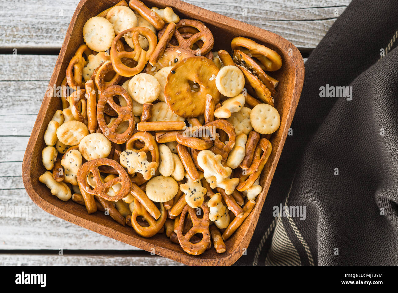 Organica marrone Mini pretzel salati cracker nel cesto di legno. I cibi  tradizionali Foto stock - Alamy