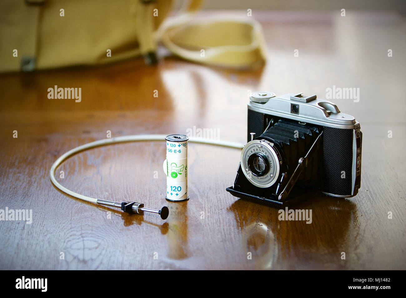 Un G.B. Kershaw 110 fotocamera utilizzando pellicole 120 plus un rotolo di pellicola 120 e un cavo di rilascio. Foto Stock