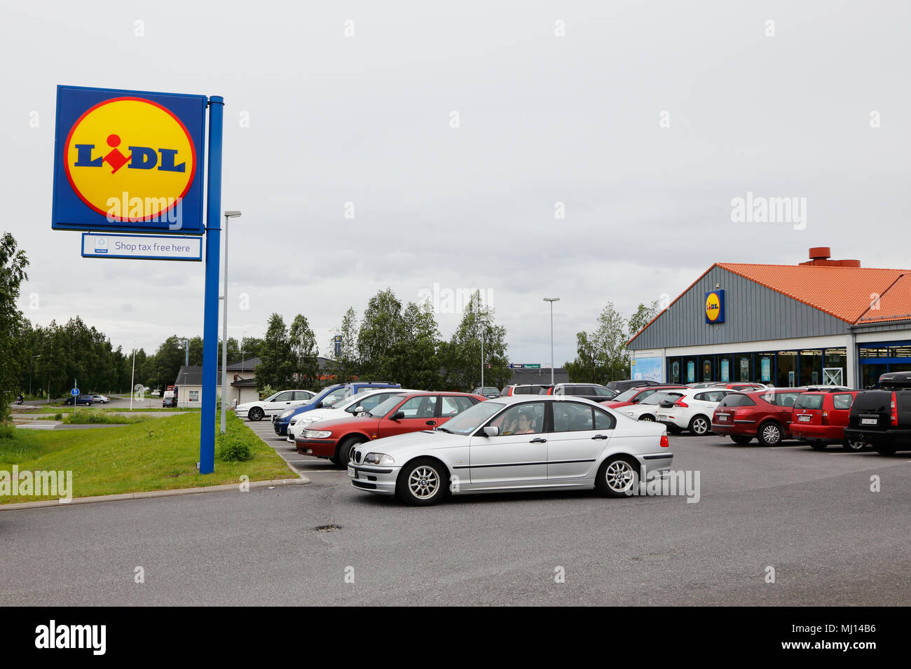 Tornio, Finlandia - Luglio 9, 2015: negozio Lidl esterno, segno e automobili parcheggiate nel tornio. Foto Stock