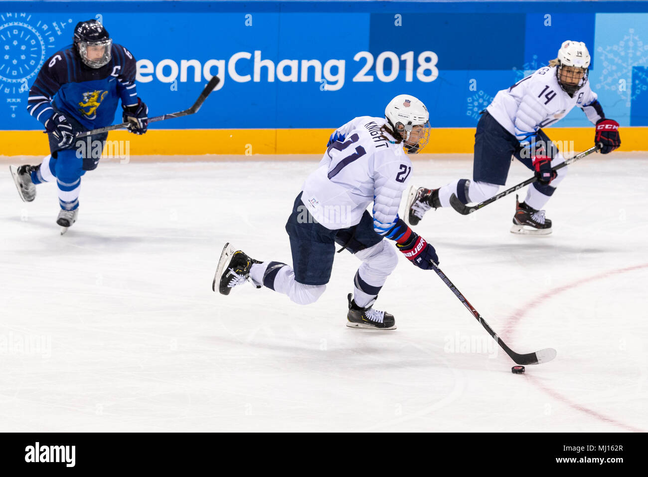 Hilary Knight (USA) #21 Jenni Hiirikoski (FIN) #6 e Brianna Decker (USA) #14 durante USA-Finlandia donna Hockey la concorrenza a giochi olimpici invernali Ga Foto Stock
