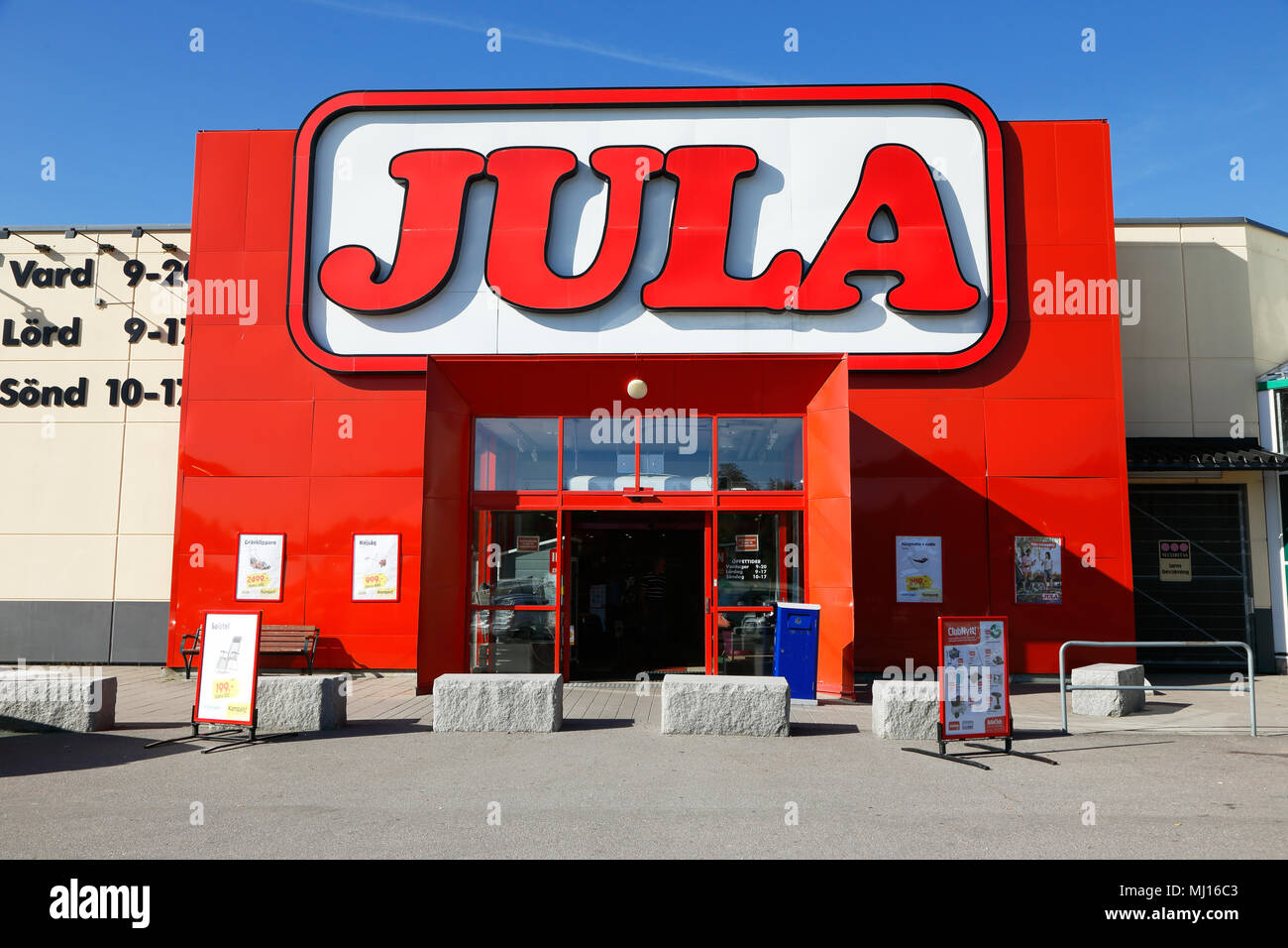 Sodertalje, Svezia - 4 Agosto 2014: il segno e l'entrata al negozio Jula a Moraberg shopping center. Foto Stock